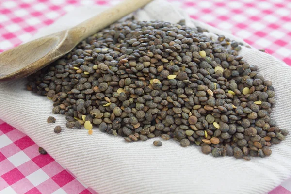 Stapel Van Ruwe Linzen Een Keuken Handdoek — Stockfoto