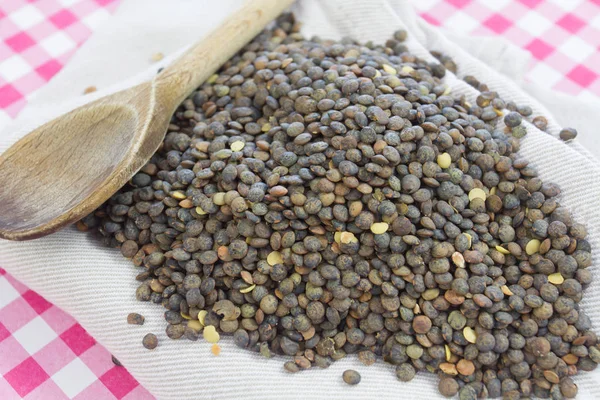 Stapel Van Ruwe Linzen Een Keuken Handdoek — Stockfoto