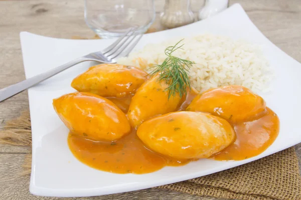 pike köfte sosu ve pirinç tabak