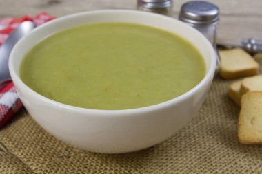 Bir kase sebze çorbası.