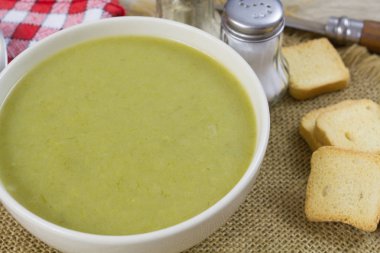 Bir kase sebze çorbası.