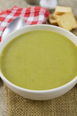 Bir kase sebze çorbası.