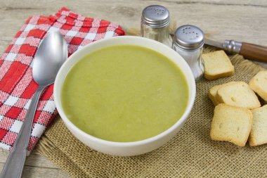 Bir kase sebze çorbası.