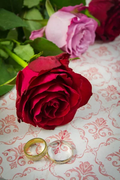 Розовые Свадебные Кольца — стоковое фото
