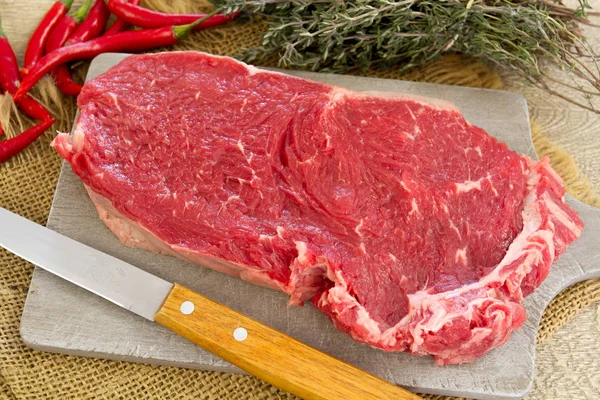 Sığır Filetosu Biftek Bir Kesme Tahtası Üzerinde — Stok fotoğraf