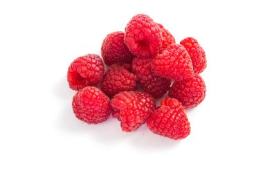 beyaz zemin üzerine taze ahududu