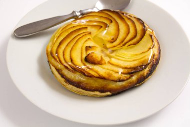 bir plaka üzerinde elma tartı