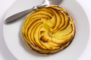 bir plaka üzerinde elma tartı