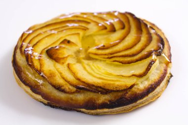 Beyaz bir arka plan üzerinde elma tartı