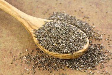 bir tahta kaşık çiğ chia tohum