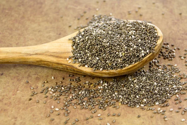 bir tahta kaşık çiğ chia tohum