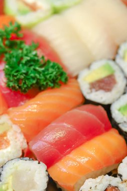 Çeşitli suşi ve maki tabakları.