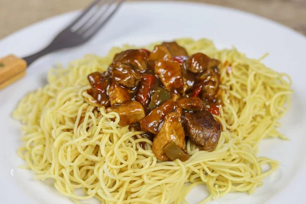Carne Cozida Frango Macarrão Chinês — Fotografia de Stock