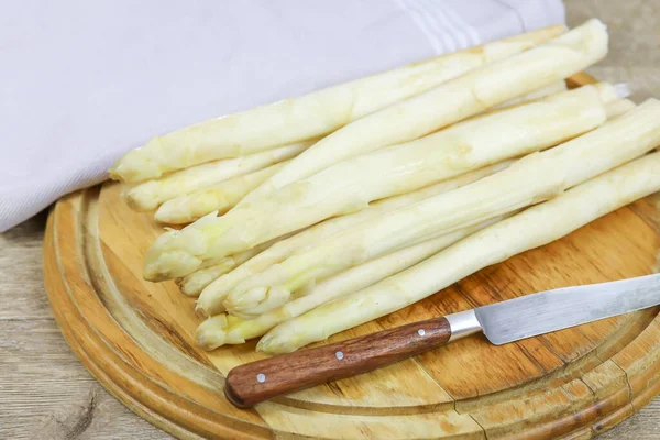 切菜板上新鲜的白色芦笋 — 图库照片