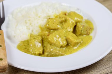 Köri ve hindistan cevizi sütüyle pişirilmiş tavuk.