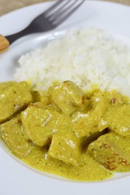 Köri ve hindistan cevizi sütüyle pişirilmiş tavuk.