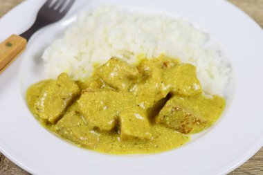 Köri ve hindistan cevizi sütüyle pişirilmiş tavuk.