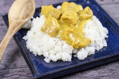 Köri ve hindistan cevizi sütüyle pişirilmiş tavuk.