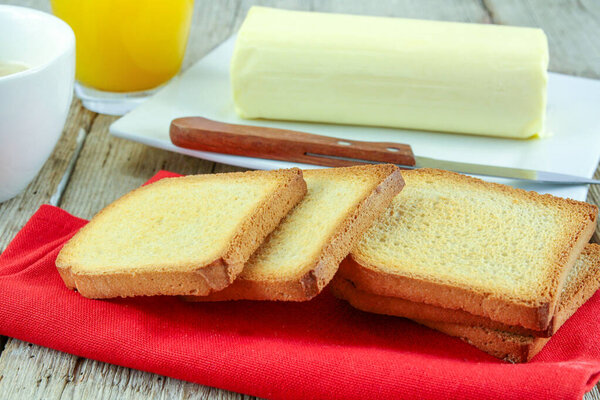 завтрак с деревом на деревянном фоне
