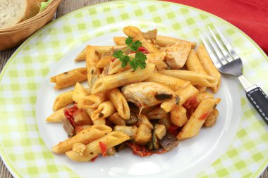 tavuk ve küçük sebze hamuru