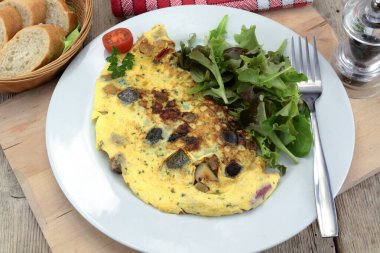 Tabağında salata olan mantarlı omlet.