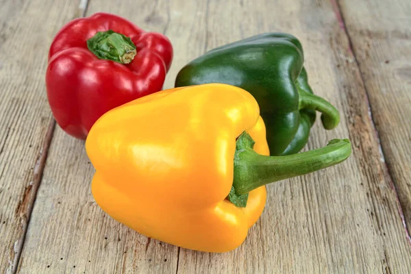 Pimenta Tricolor Fundo Madeira — Fotografia de Stock