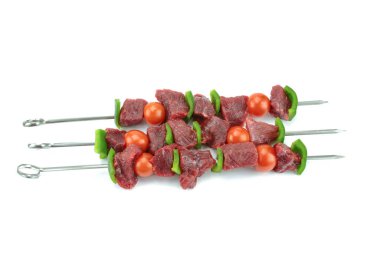 Beyaz arka planda çiğ et şişi.