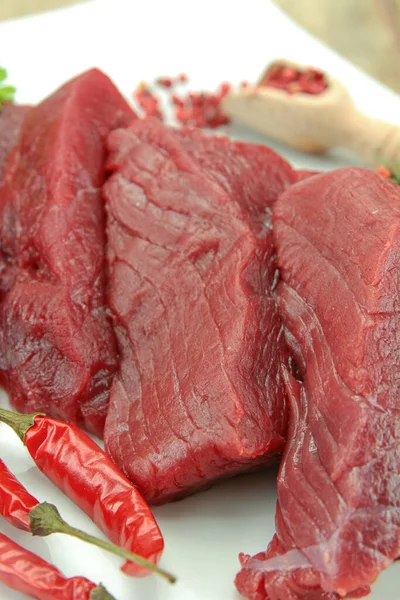 Steak Bœuf Cru Dans Une Assiette — Photo