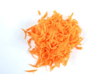 Beyaz arka planda rendelenmiş havuçlar