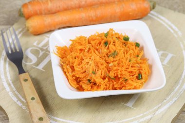 Vinaigrette ile rendelenmiş havuç tabağı