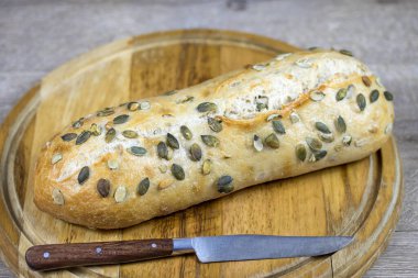 Masada izole edilmiş kabak tohumlu ekmek.