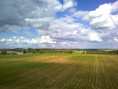 Fransa 'da baharda tarlaların manzarası