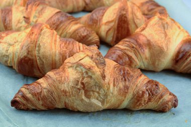 Beyaz arka planda tereyağlı kruvasan.