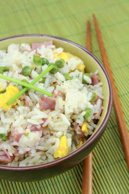 Çubuklu Çin pilavı.