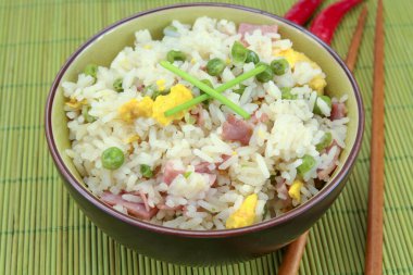 Çubuklu Çin pilavı.