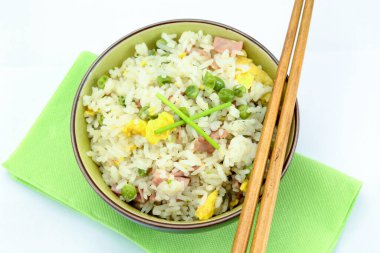 Çubuklu Çin pilavı.