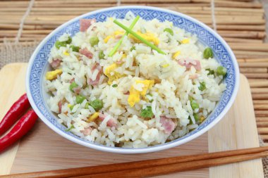 Çubuklu Çin pilavı.