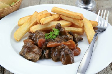 Tabakta patates kızartması ve havuç.