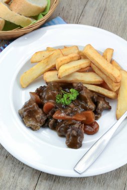 Tabakta patates kızartması ve havuç.