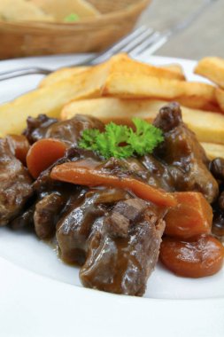 Tabakta patates kızartması ve havuç.