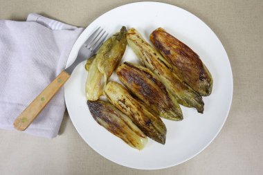 Bir tabakta haşlanmış hindiba.