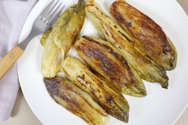 Bir tabakta haşlanmış hindiba.