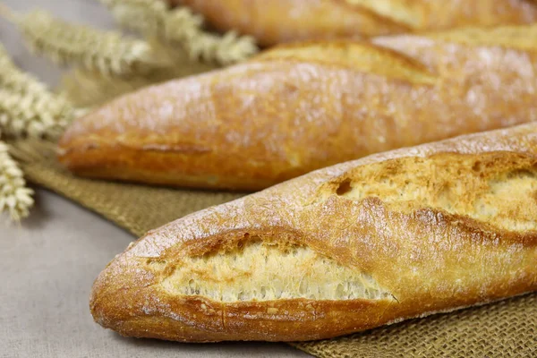 Baguetes Pão Francês Uma Mesa — Fotografia de Stock