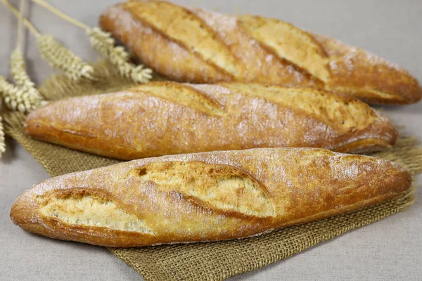 Baguette Auf Einem Tisch — Stockfoto