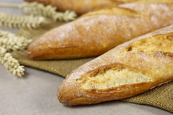 Baguette Auf Einem Tisch — Stockfoto