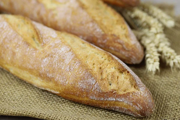 Baguetes Pão Francês Uma Mesa — Fotografia de Stock