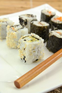 Beyaz arka planda suşi.