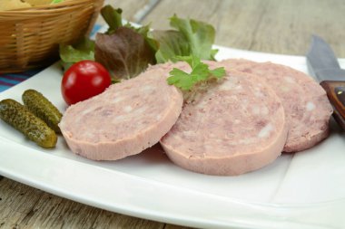 Tabakta dilimlenmiş taze sosis.