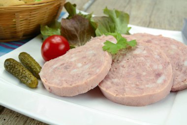 Tabakta dilimlenmiş taze sosis.