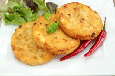 beyaz arkaplanda rsti yuvarlak